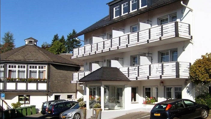 parkhotel rechts Cropped.jpg